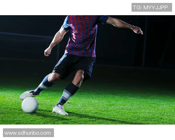 足球明星身着黑色足球服的神秘身份揭晓与背后的故事